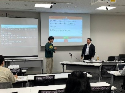 講座中。参加者と音声認識ツールの使用中。